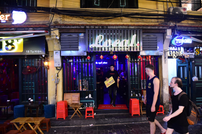 Hà Nội: Hàng quán phố cổ trước và sau khi đóng cửa lúc nửa đêm phòng chống Covid-19