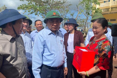 Thủ tướng Chính phủ Nguyễn Xuân Phúc thăm hỏi, động viên người dân vùng bão lũ