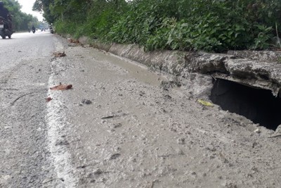 Đường gom Đại lộ Thăng Long lại chìm trong phân bùn bể phốt
