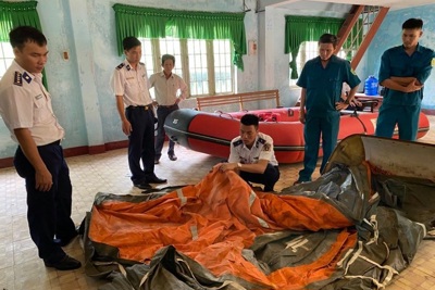 Bộ Tư lệnh Vùng Cảnh sát biển 2 tặng phao bè cứu sinh tự thổi cho vùng rốn lũ