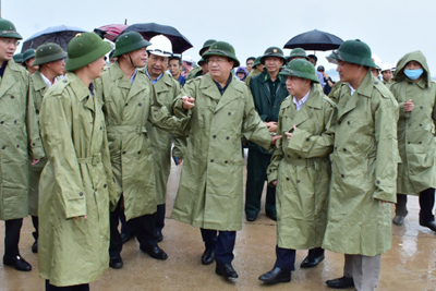 Phó Thủ tướng Trịnh Đình Dũng kiểm tra công tác phòng chống bão số 5 tại miền Trung