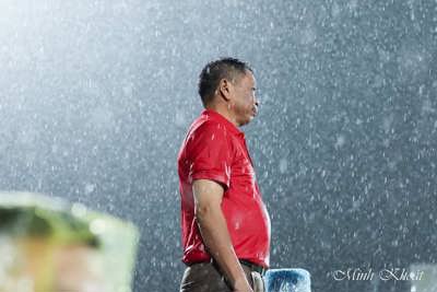 Người “đội mưa” giữ nhịp cổ động trên sân Thiên Trường