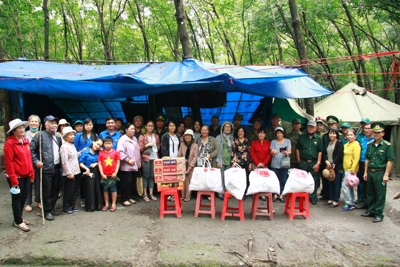 Nhà hảo tâm tặng quà cho bộ đội biên phòng và học sinh nghèo tỉnh Bình Phước