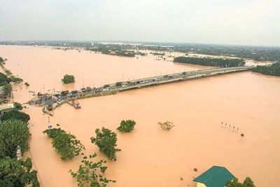 [Infographic] Cập nhật mưa lũ miền Trung: Hàng chục ngàn ngôi nhà ở Quảng Trị chìm trong biển nước