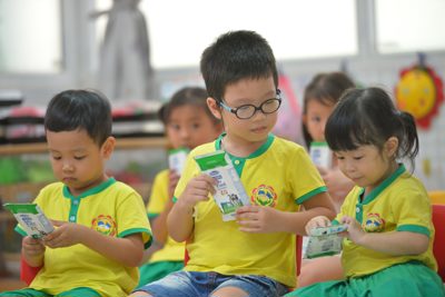 Quan tâm đến dinh dưỡng cho học sinh trong mùa dịch, nhiều tỉnh triển khai sữa học đường