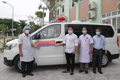 Hội yêu lan tặng xe cứu thương cho Bệnh viện ở Đà Nẵng