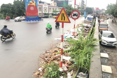 Hà Nội: Rác thải tràn lan tại tuyến đường Nghi Tàm - Âu Cơ