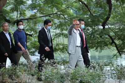Thủ tướng Nhật Bản Suga Yoshihide đi dạo hồ Hoàn Kiếm