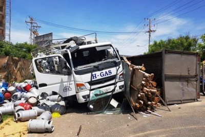 Tin tức tai nạn giao thông mới nhất hôm nay 4/7: Tài xế container tử vong thương tâm