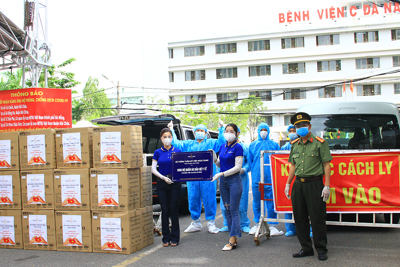 Trao 7.000 bộ đồ bảo hộ y tế tiếp sức cho các bệnh viện Đà Nẵng