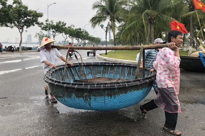 Ngư dân Đà Nẵng khẩn trương kéo thuyền lên bờ trú bão số 5