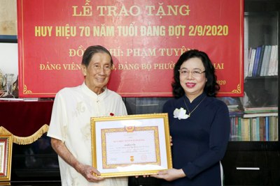 Phó Bí thư Thường trực Thành ủy Ngô Thị Thanh Hằng trao Huy hiệu 70 năm tuổi Đảng cho đảng viên lão thành
