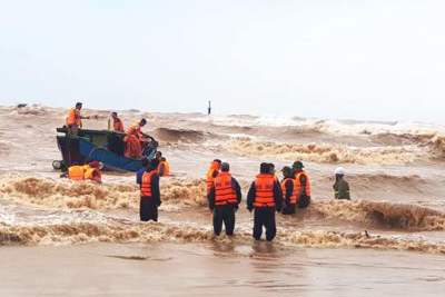 Đặc công giải cứu an toàn 9 người trên tàu Vietship 01 mắc cạn tại vùng biển Quảng Trị