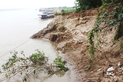 Hà Nội công bố tình trạng khẩn cấp sạt lở bờ sông Đà tại huyện Ba Vì