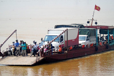 Bến thủy nội địa ngang sông Hồng hoạt động trở lại: Không lơ là phòng, chống dịch Covid-19