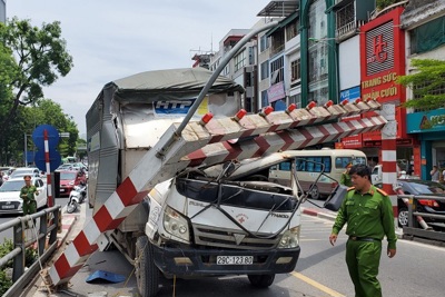Hà Nội: Xe tải đâm sập barie cầu vượt Thái Hà, tài xế may mắn thoát chết