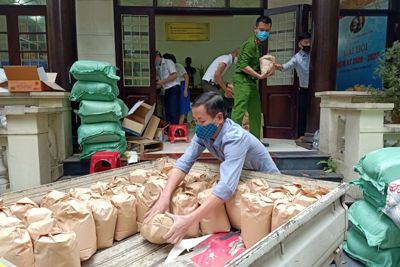 Nghệ sĩ Xuân Bắc, Tự Long đóng gói thực phẩm, kêu gọi ủng hộ “Chia sẻ thực phẩm hàng ngày”