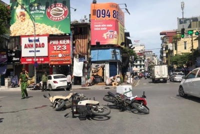 Hà Nội: Xe sang Mercedes tông 4 xe máy khiến 2 người nhập viện