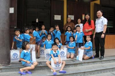 Mặt trận thành phố Hà Nội tặng quà trẻ em mồ côi tại chùa Bồ Đề