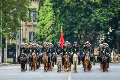 [Ảnh] Kỵ binh Cảnh sát cơ động diễu hành trên Quảng trường Ba Đình
