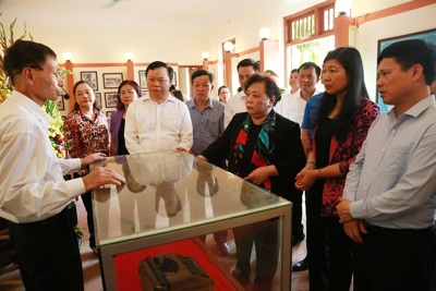 Lãnh đạo Thành phố Hà Nội thăm, tặng quà y, bác sỹ và gia đình chính sách tại Ứng Hòa, Thanh Oai