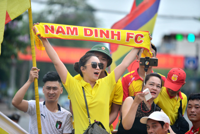 [Ảnh] Người hâm mộ Nam Định diễu hành trước trận đấu với HAGL