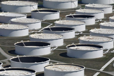 Giá dầu thế giới trái chiều trước lo ngại thiếu hụt kho lưu trữ toàn cầu