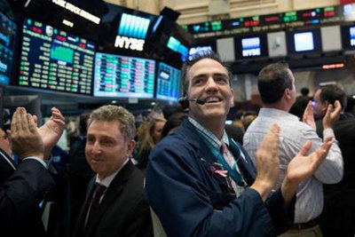 Chứng khoán Mỹ tiếp tục thăng hoa, Dow Jones leo dốc hơn 500 điểm