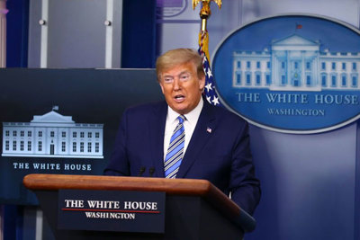 Tổng thống Trump ký sắc lệnh ngừng nhập cư vì dịch bệnh Covid-19