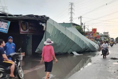 Mưa lớn, dông lốc gây thiệt hại nặng nề cho nhiều tỉnh Nam Bộ