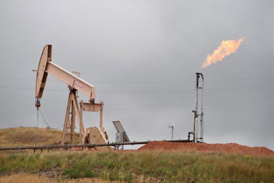 Giá dầu giảm hơn 1% trước áp lực dự trữ của Mỹ bất ngờ tăng mạnh