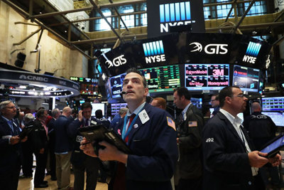 Kỳ vọng Mỹ sớm tái khởi động nền kinh tế, Dow Jones nhảy vọt 350 điểm