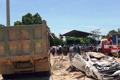 Tin mới nhất vụ xe tải đè chết 3 người trong ô tô con ở Thanh Hóa