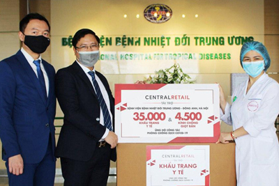 Central Retail trao tặng 70.000 khẩu trang y tế và 9.000 kính chống giọt bắn cho các bệnh viện