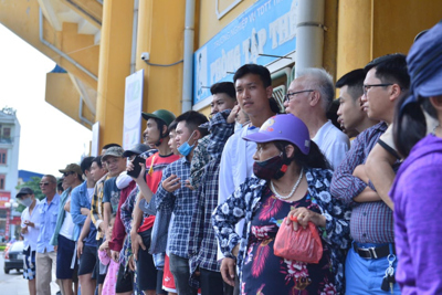 Người hâm mộ xếp hàng dưới nắng nóng mua vé trận Nam Định gặp HAGL