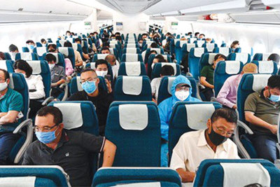 Bỏ giãn cách chỗ ngồi trên máy bay: Quyết định hợp lý