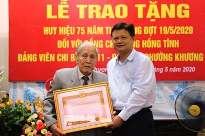 Trao Huy hiệu Đảng cho các đảng viên lão thành quận Thanh Xuân
