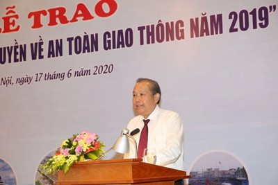 Phó Thủ tướng Thường trực Chính phủ trao giải báo chí về an toàn giao thông