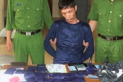 Nghệ An: Bắt kẻ thủ sẵn súng khi vận chuyển 6.000 viên ma túy