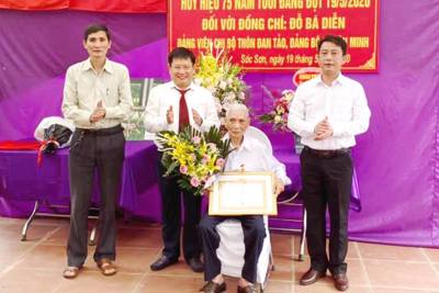 Sóc Sơn có đảng viên đầu tiên được trao tặng Huy hiệu 75 năm tuổi Đảng