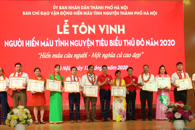 Hà Nội tôn vinh 61 gia đình, 120 cá nhân tham gia hiến máu tiêu biểu