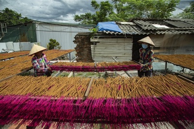 Làng nghề thực hiện “nhiệm vụ kép”