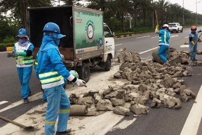 Xuất hiện lượng lớn bùn đất trên Đại lộ Võ Nguyên Giáp