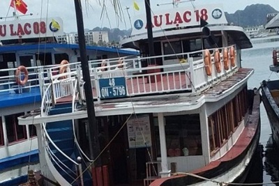 Tàu Âu Lạc 18 bị tố "chặt chém" trên vịnh Hạ Long