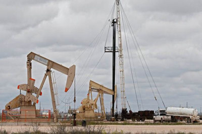 Bóng ma Covid-19 tái xuất hiện đẩy giá dầu thế giới sụt hơn 1%