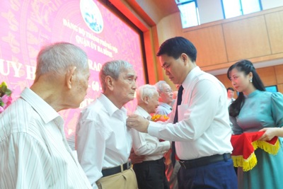 Chủ tịch Nguyễn Đức Chung trao tặng Huy hiệu Đảng tại quận Ba Đình