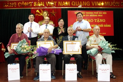 Phó Bí thư Thành ủy Nguyễn Thị Bích Ngọc trao Huy hiệu Đảng tại quận Hoàng Mai