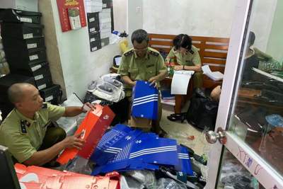 Hà Nội: Phát hiện, thu giữ hơn 5.000 đôi giầy giả nhãn hiệu Adidas, Nike