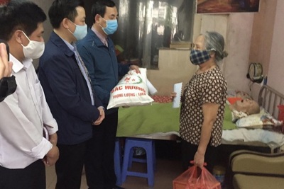 MTTQ huyện Thanh Trì trao quà cho hàng nghìn trường hợp cần hỗ trợ