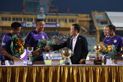 Quang Hải sánh vai cùng các cựu cầu thủ Hà Nội FC